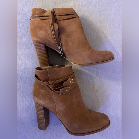 Suede Booties with detail and block heel - Picture 3 of 6